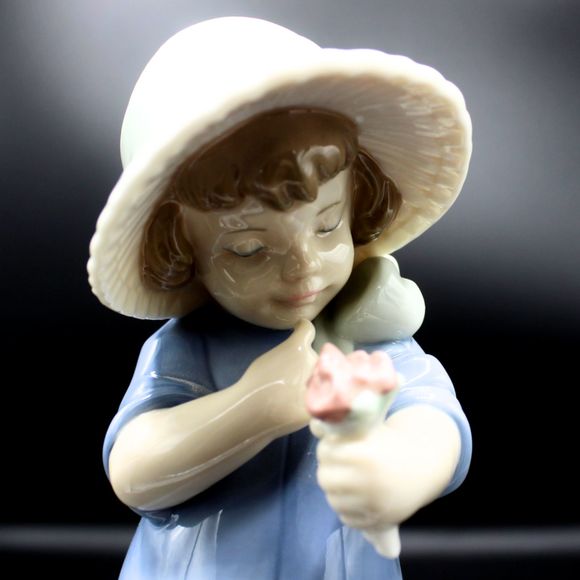 Vintage Lladro Porcelain Figurine Girl with Flowers One for Me NAO Daisa Spain - Picture 2 of 8